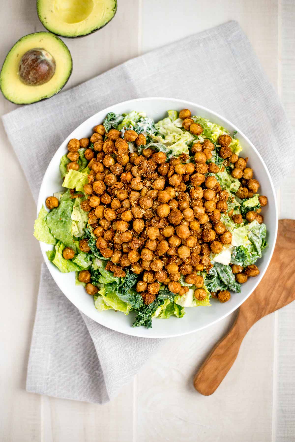 Looking for a quick and healthy dinner with lots of options? Check out this 20 minute homemade Caesar Salad with Crispy Chickpeas. 