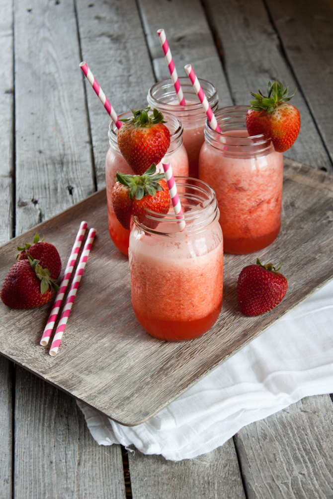 Homemade Strawberry Lemonade | simplerootswellness.com