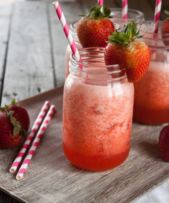 Homemade Strawberry Lemonade | simplerootswellness.com