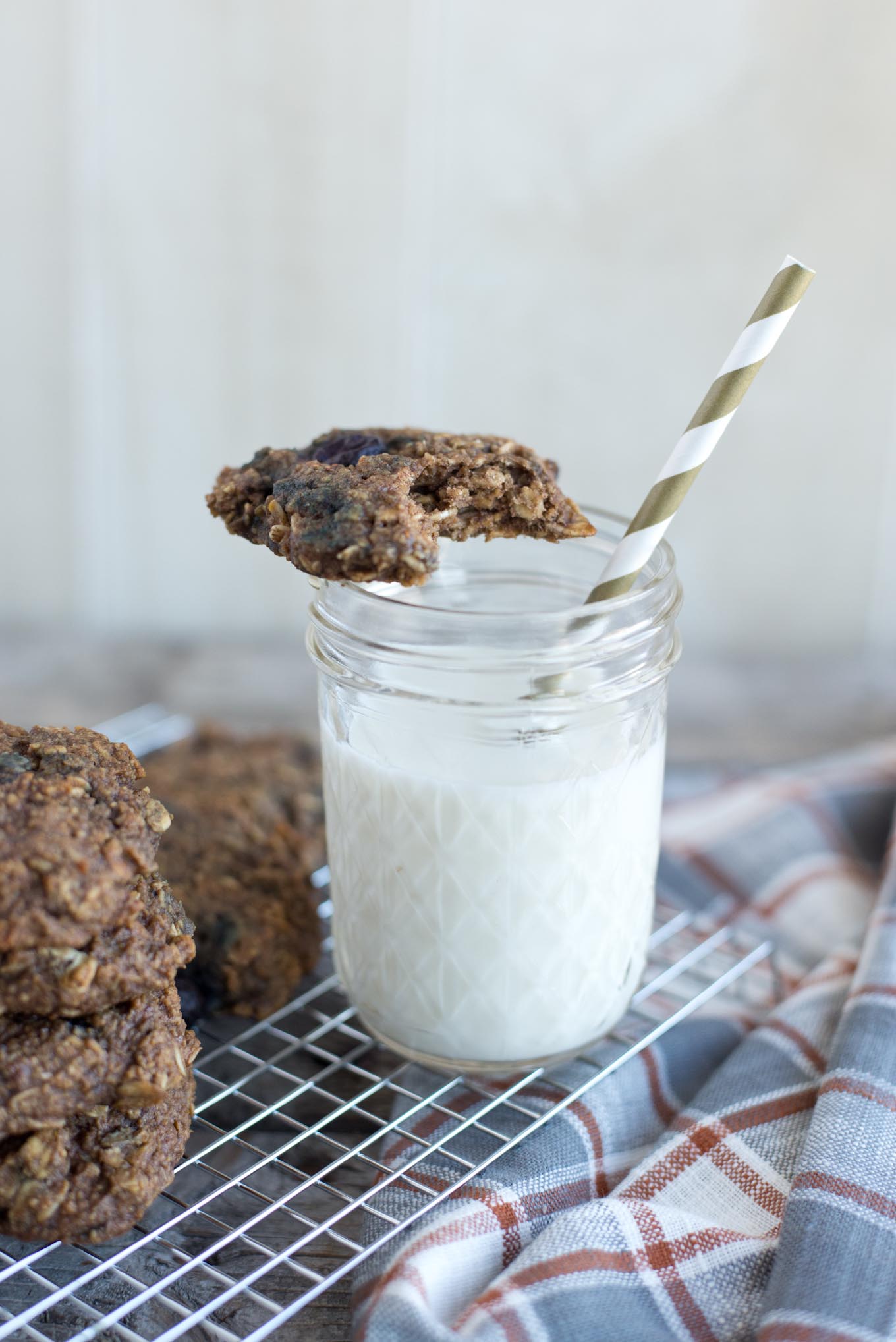 10 minute healthy, vegan, blueberry oatmeal breakfast cookies. 