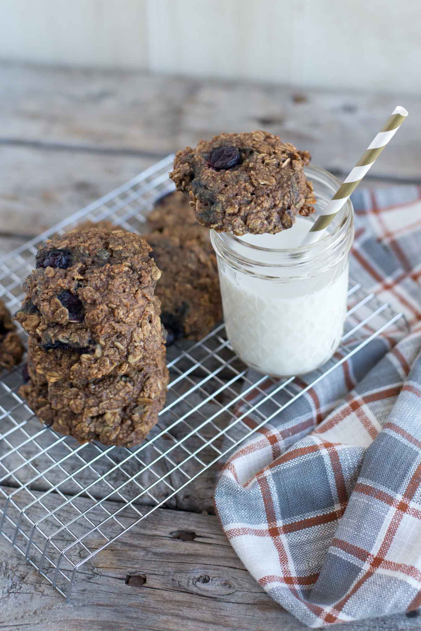 10 minute healthy, vegan, blueberry oatmeal breakfast cookies.