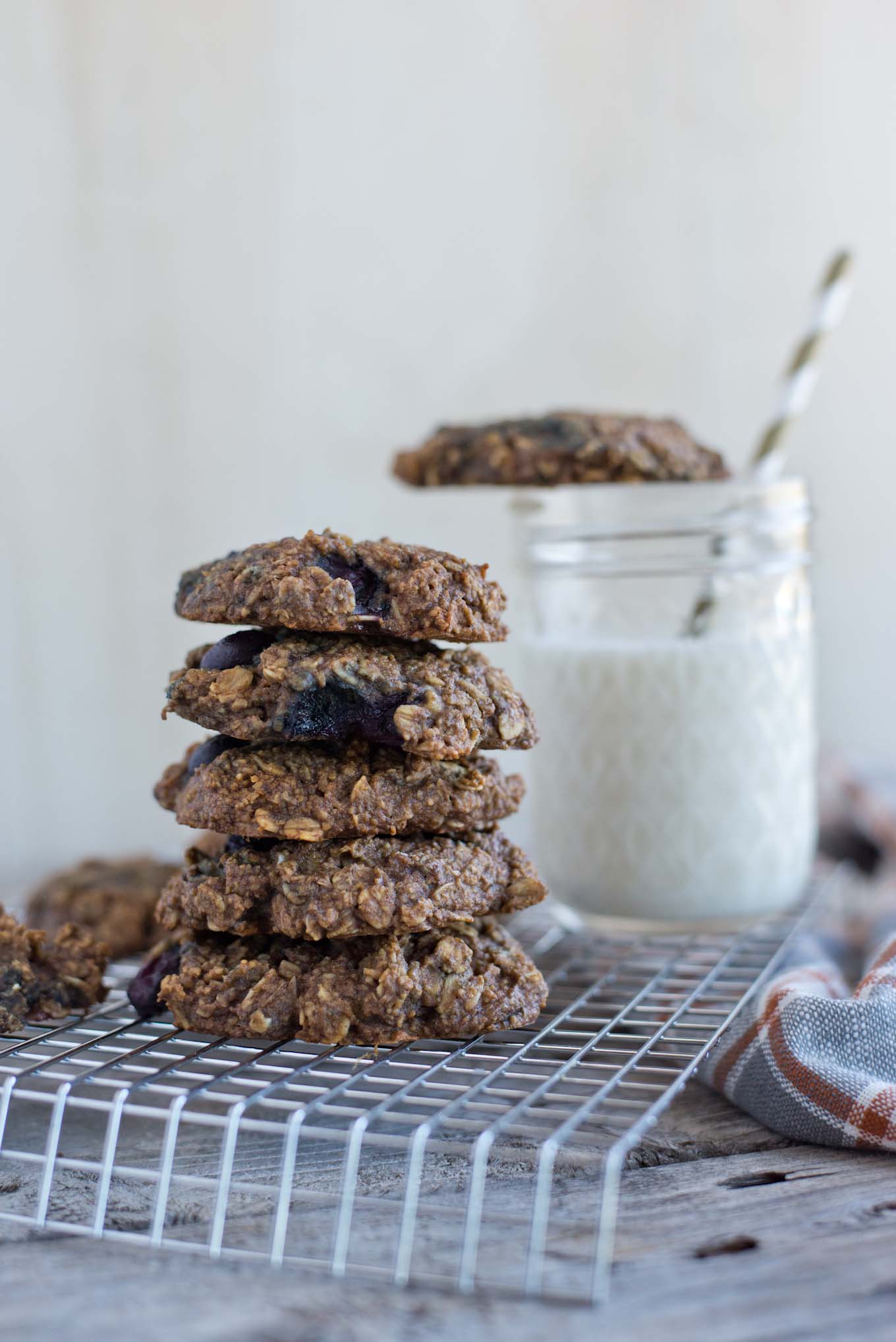 10 minute healthy, vegan, blueberry oatmeal breakfast cookies.