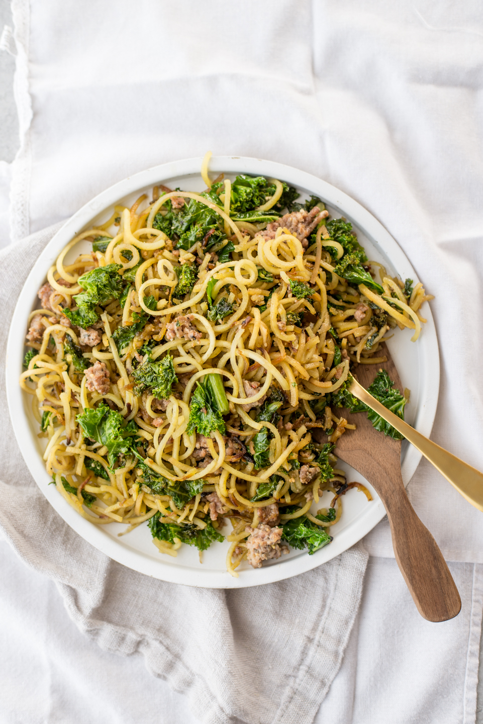 The easy spaghetti recipe you've been missing! This six ingredient spaghetti with garlic and kale is made in less than 20 minutes! #healthy #paleo #30minute
