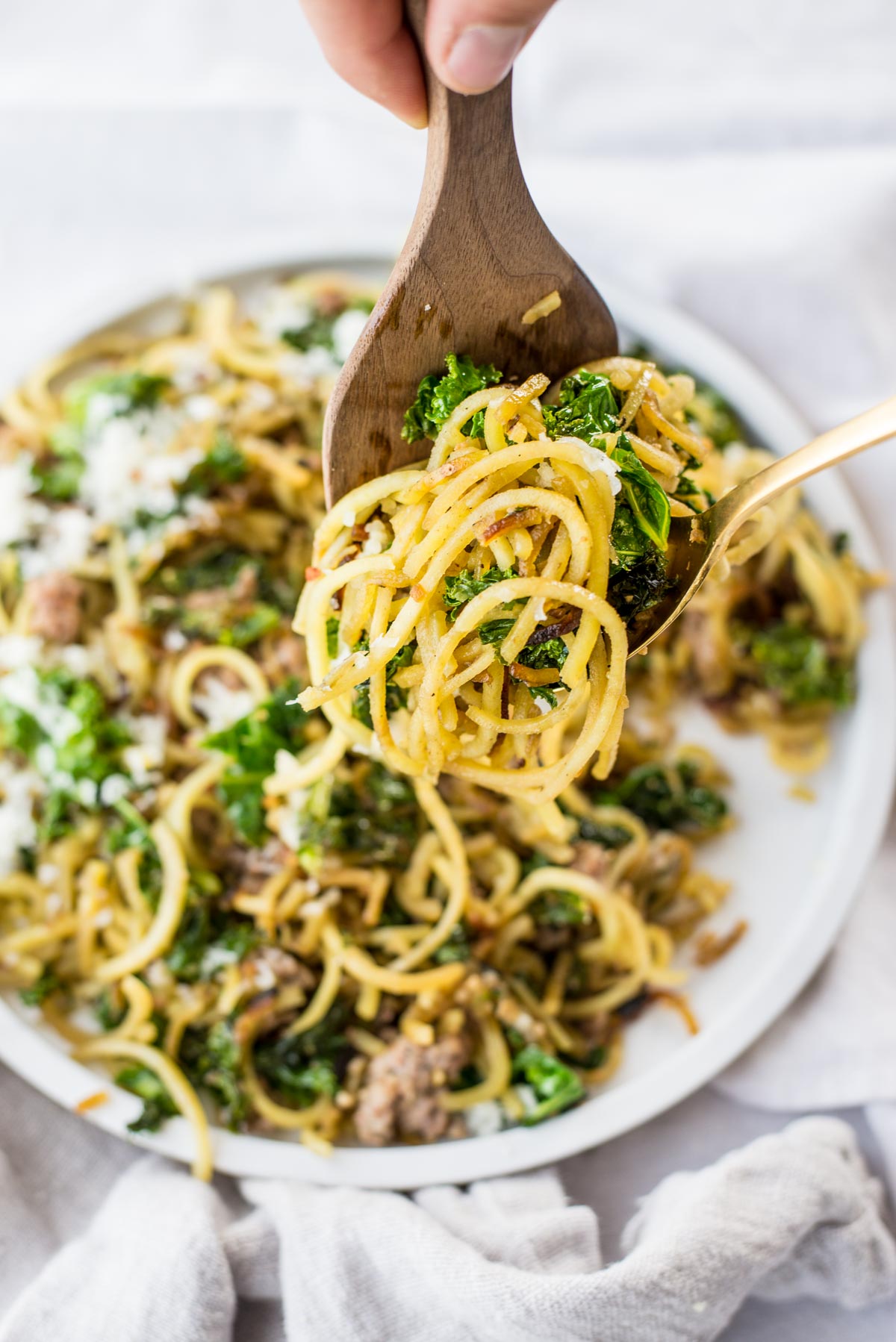The easy spaghetti recipe you've been missing! This six ingredient spaghetti with garlic and kale is made in less than 20 minutes! #healthy #paleo #30minute
