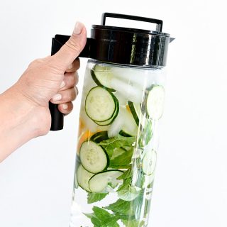 5 free ways to detox daily | simperootswellness.com #podcast #detox #cleanse #healthtip #water
