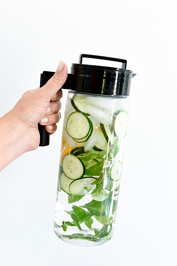 5 free ways to detox daily | simperootswellness.com #podcast #detox #cleanse #healthtip #water
